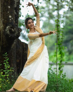 Keerthana Sreekumar Instagram - நடனம் ஒரு மௌனக் கவிதை 

Shot by @abhishek_satheesan_photography 
Outfit @adorebedizen 
Styling @_aneena_jose__