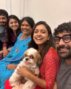 Keerthi Bhat Instagram - Late post,But Truely emotional Promise on BB Stage 👨‍❤️‍👨 Came to reality ❤️ Love u amma the way u showered love on me is immense & @vithikasheru Sissy love u a loads @itsvarunsandesh so cute it was👩‍❤️‍💋‍👨 Am so much happy to share this.

#promisecometrue #sisterlove❤️ #ammalove #love #friendship #emotions
