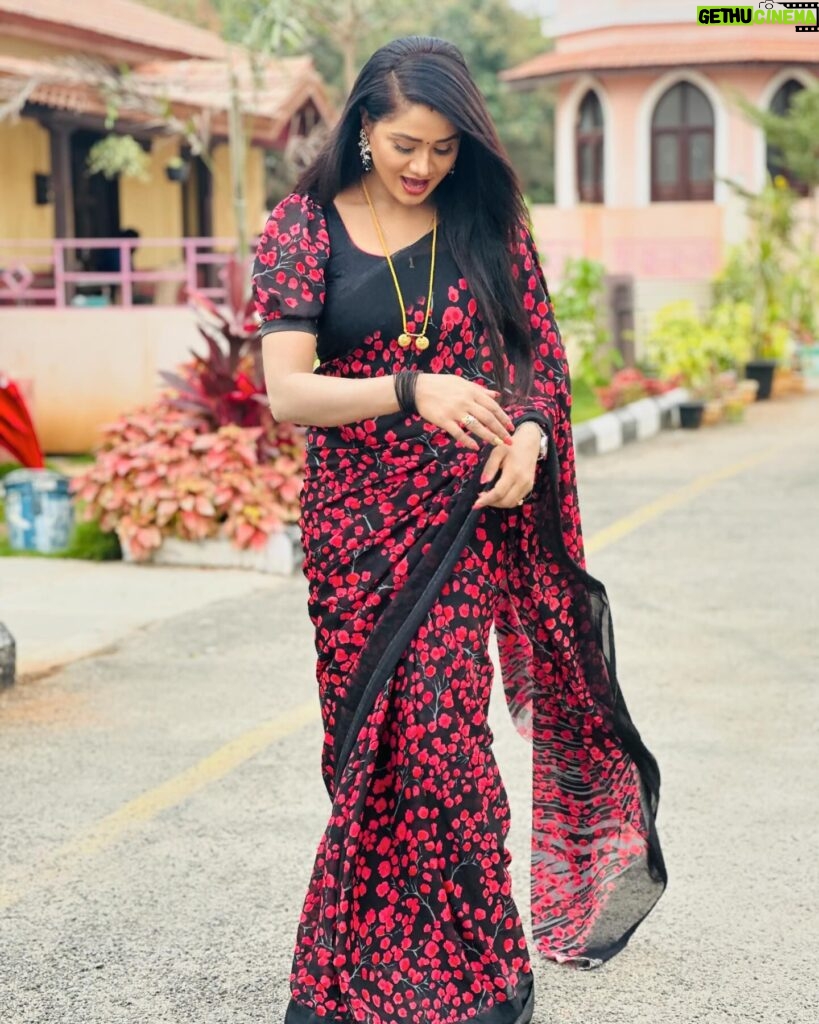 Keerthi Bhat Instagram - Sare love♥️ #sareelove #traditional #madhuranagarilo #ursradha#comfartablewear❤️