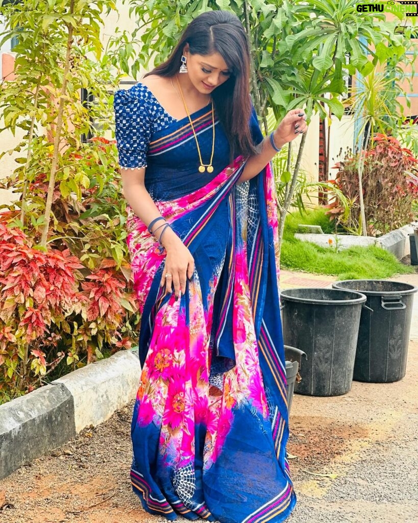 Keerthi Bhat Instagram - ❣️frgt dustbin #sareelove