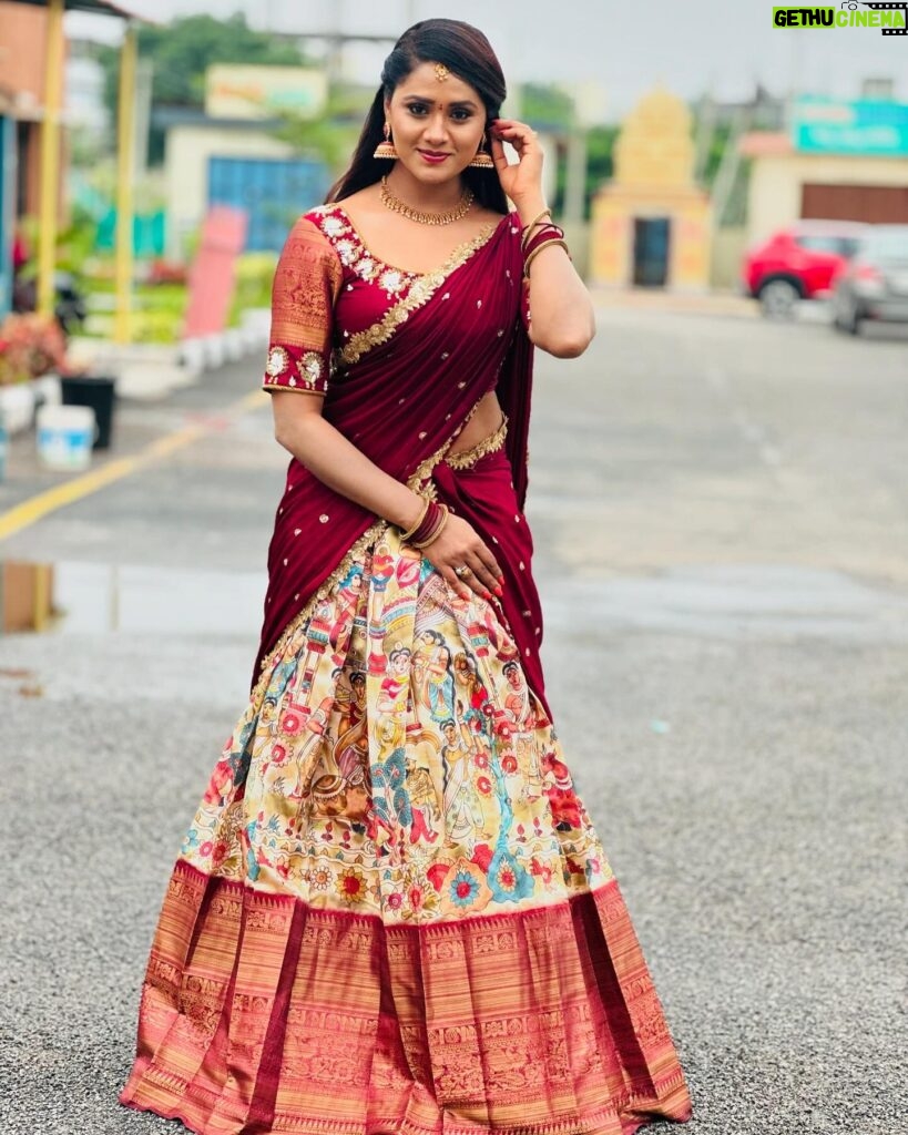 Keerthi Bhat Instagram - ♥️ This beautiful outfit by : @kowshiki_couture #ursradha #madhuranagarilo #teluguactress #telugu #hyderabad #love #joyful