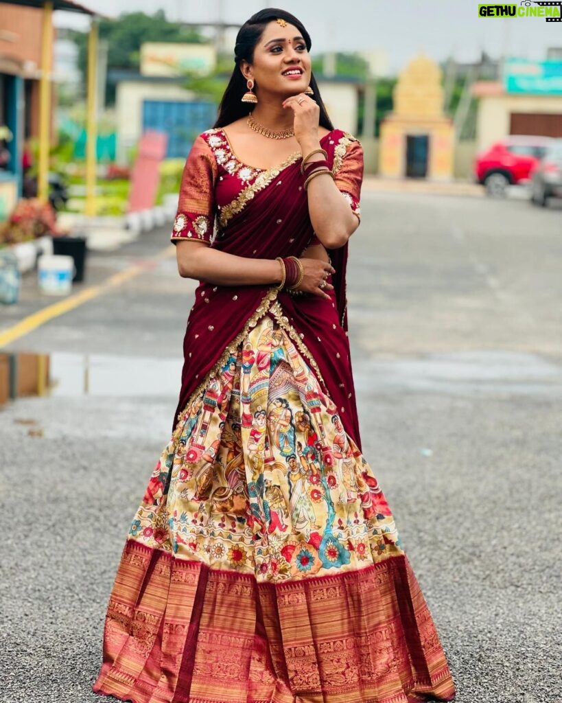 Keerthi Bhat Instagram - ♥️ This beautiful outfit by : @kowshiki_couture #ursradha #madhuranagarilo #teluguactress #telugu #hyderabad #love #joyful