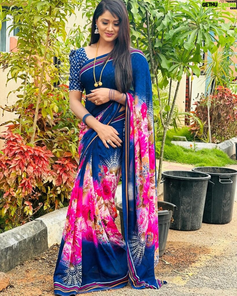 Keerthi Bhat Instagram - ❣️frgt dustbin #sareelove