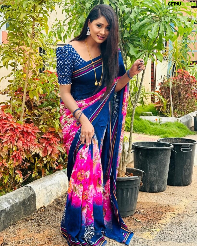 Keerthi Bhat Instagram - ❣️frgt dustbin #sareelove