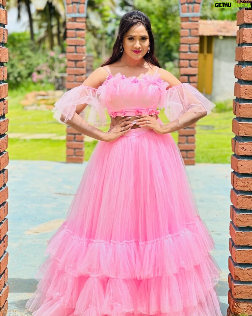 Keerthi Bhat Instagram - 💗 Designer n outfit by : @dream_outfits_by_rr #pink #selfloveisthebestlove #bigboss6 #keerthibhat #thankyou