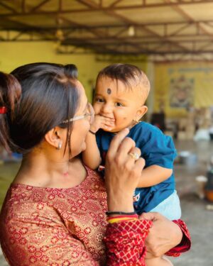 Keerthi Bhat Instagram - Melt my heart 💛 Adorable kid 👦 

#sentimente #kidslook #kidslovelylearning #lovequotes #emotions #keerthibhat #bb6