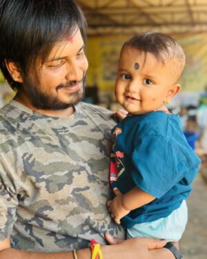 Keerthi Bhat Instagram - Melt my heart 💛 Adorable kid 👦 

#sentimente #kidslook #kidslovelylearning #lovequotes #emotions #keerthibhat #bb6
