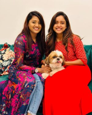 Keerthi Bhat Instagram - Late post,But Truely emotional Promise on BB Stage 👨‍❤️‍👨 Came to reality ❤️ Love u amma the way u showered love on me is immense & @vithikasheru Sissy love u a loads @itsvarunsandesh so cute it was👩‍❤️‍💋‍👨 Am so much happy to share this.

#promisecometrue #sisterlove❤️ #ammalove #love #friendship #emotions