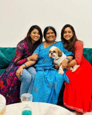 Keerthi Bhat Instagram - Late post,But Truely emotional Promise on BB Stage 👨‍❤️‍👨 Came to reality ❤️ Love u amma the way u showered love on me is immense & @vithikasheru Sissy love u a loads @itsvarunsandesh so cute it was👩‍❤️‍💋‍👨 Am so much happy to share this.

#promisecometrue #sisterlove❤️ #ammalove #love #friendship #emotions
