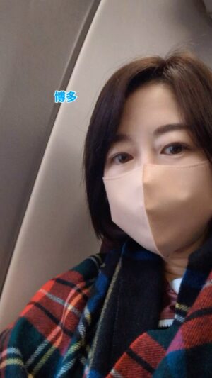 Keiko Horiuchi Instagram - 博多へ移動しました。

少し寝不足で、飛行機で寝ました。

寝起きは不機嫌。。

外を見たら、空は美しく

飛行機の影を見つけました。

見えるかな？？

#骨と軽蔑
#博多座