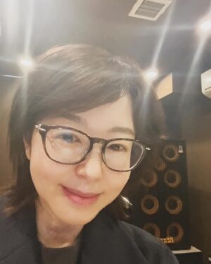 Keiko Horiuchi Instagram - スタジオにて。

セリフの勉強。

体調も戻って来ました。

またお知らせしますね！

気温の変化もありますので、皆様も、お身体大切になさってくださいませ✨

VRおじさんの初恋も、残り4回。

見ていただきたいような、終わってほしくないような。

不思議な気持ちです😊

#スタジオ
#練習
#vrおじさんの初恋 
#NHK
#夜ドラ