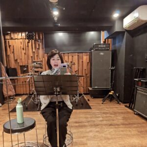 Keiko Horiuchi Instagram - お稽古はお休みです。

久しぶりに、スタジオにて、ドラマのセリフ練習。

アナスタシアの時の癖で、つい、ピアノをレンタルしてしまいそうになりました。

そして、セリフの練習なのに、歌唱の発声練習しちゃってます😊

しっかりしなくちゃなぁ。

#ドラマのセリフ練習
#スタジオ