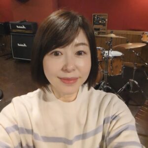 Keiko Horiuchi Instagram - 風が冷たいですねー🍃

お稽古お休みにて。

ヘアーのメンテナンスしまして、スタジオにて

ドラマと舞台の台詞を練習。

どちらの現場も、楽しいキャスト、スタッフです。

このようなチームに入れてありがたいです✨

#ヘアメンテナンス
#水素トリートメント
#accomplishsalon
#サカキバラさん

#ドラマ
#舞台
#どちらの現場も楽しい人がいっぱい