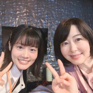 Keiko Horiuchi Instagram - VRおじさんの初恋にて。

同僚の加藤さんを演じております。

瀬戸芭月さん❤

とてもお若いのに、しっかりしております😊

楽しく楽しく撮影しました。

芭月ちゃんの演技を見てると、楽しくなります。

#VRおじさんの初恋
#NHK
#夜ドラ
#瀬戸芭月