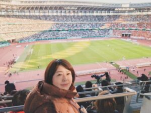Keiko Horiuchi Instagram - 友達から⚽️

当たったサッカーの試合のチケットを譲り受け。
息子と観戦！

なんと、J1 昇格プレーオフ　決勝！

すごい試合でした。

バスケ部でしたが、スポーツ観戦は大好き💕

息子は途中で飽きたのか、私を撮影。

アーティスティックな写真😅

１６年ぶりにJ１昇格⚽️

おめでとうございました👏

素晴らしい試合でした。

#サッカー観戦