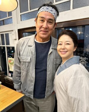 Keiko Horiuchi Instagram - テレビ朝日開局65周年記念

ドラマプレミアム　　万博の太陽

本日、３月２４日（日）よる９時から

橋本環奈ちゃんのお母さん役
朝野陽子役です。

畳屋さんで働く、宇梶さん。安井さん。

同じ事務所の大村わたるさんと。

#万博の太陽
#橋本環奈
#宇梶剛士
#安井順平
#大村わたる

#旦那さん役は野間口さん
#あっという間の撮影で写真撮れなかったー
#vrおじさんでも一緒で嬉しい😊
