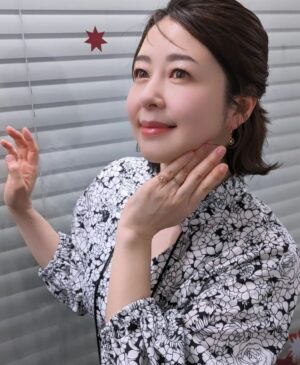 Keiko Horiuchi Instagram - お知らせです。

４月２７日(土)午後1時５０分から午後２時５０分

土スタ　「VRおじさんの初恋」特集

ゲスト　野間口徹さん

私は、野間口さんへのコメントにてちょこっと参加します。

チェックしてみてくださいませ😊

ワンピース
@chonofabrics
ジュエリー
@melleriojoaillier

ヘアメイク　　板垣美和
スタイリスト　多木成美

#土スタ
#NHK
#VRおじさんの初恋