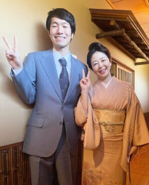 Keiko Horiuchi Instagram - テレビ朝日開局65周年記念

ドラマプレミアム　　万博の太陽

本日、３月２４日（日）よる９時から

橋本環奈ちゃんのお母さん役
朝野陽子役です。

畳屋さんで働く、宇梶さん。安井さん。

同じ事務所の大村わたるさんと。

#万博の太陽
#橋本環奈
#宇梶剛士
#安井順平
#大村わたる

#旦那さん役は野間口さん
#あっという間の撮影で写真撮れなかったー
#vrおじさんでも一緒で嬉しい😊