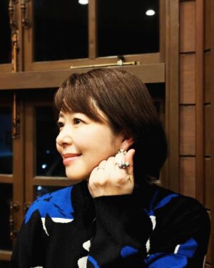 Keiko Horiuchi Instagram - 着用衣装👗

なりゆき街道旅、ご覧いただきありがとうございました😊

クリスマス、息子はサンタさんをお迎えする為に🎅

手作りクッキーを焼き、ミルクを用意して眠りました🎄

メリークリスマス🎅

衣装　ジャケット　ニット　ワンピース
@desigual 

ピアス　リング
@abiste_official 

スタイリスト　　多木成美
ヘアメイク　　　板垣美和