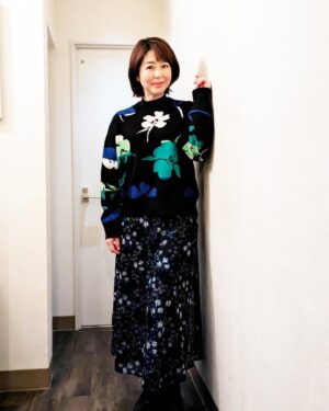 Keiko Horiuchi Instagram - 着用衣装👗

なりゆき街道旅、ご覧いただきありがとうございました😊

クリスマス、息子はサンタさんをお迎えする為に🎅

手作りクッキーを焼き、ミルクを用意して眠りました🎄

メリークリスマス🎅

衣装　ジャケット　ニット　ワンピース
@desigual 

ピアス　リング
@abiste_official 

スタイリスト　　多木成美
ヘアメイク　　　板垣美和