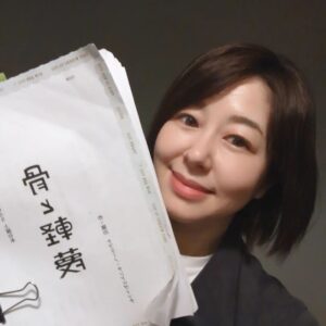 Keiko Horiuchi Instagram - お稽古場も、セットでやるのは最後の日でした。

スタッフは、撤収してくれて、劇場へ建て込みをしてくれます。

衣装合わせ、かつら合わせもしまして。

初日へ向かって、みんなで、努力します。

#骨と軽蔑
#舞台
#お稽古場