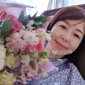 Keiko Horiuchi Instagram - 短い日にちの撮影でしたが。

お花までいただいてしまいました。

お世話になったことのある、スタッフ、キャストが

いてくれて、居心地良かったです♥

ありがとうございました🙇

#ドラマ
#感謝