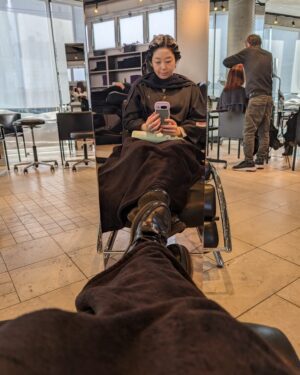 Keiko Horiuchi Instagram - カット＆カラーリング

ドラマ撮影の為に、カット＆カラーリングしてきました。

少し丸みのある髪型に✂

原作がある時は、イメージを伝えたり。

漫画がある時は、絵を見せたりしますよ。

カラーリングは、今月は黒く、来月は明るくなど

無理難題を言ってます😅

ありがたい味方ですね。

#imaiiscaenaxcolore
カラーリング
石橋さん
カット
嶋澤さん