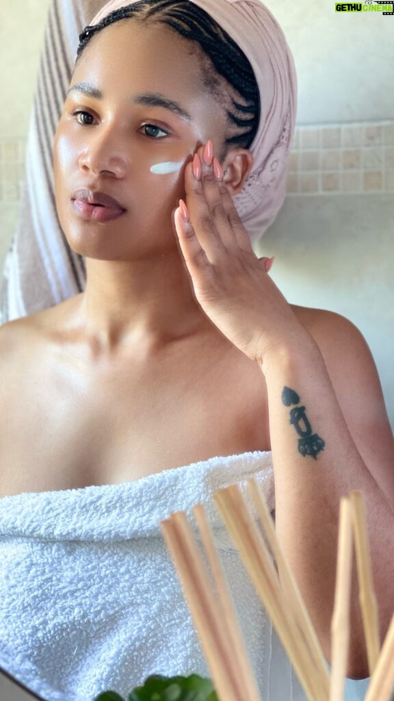 Keke Mphuthi Instagram - GOOD SKIN IS MY GO TO EVERYDAY MAKE UP WEAR . My essentials consist of a good toner(or hydrate water/rose water)serum,collagen infused daycream,carrot oil& SUNSCREEN 50 (please)I’ve never been fussy about my cleanser but as long as I can feel like my skin got a deep exfoliation when using it then I’m happy to give it a go 😊 … Happy skincare day( I’m a day early apparently 😅) #skincare #skin #skincaretips #suncreen #serum #collegen #love #brown #beauty #life #toner