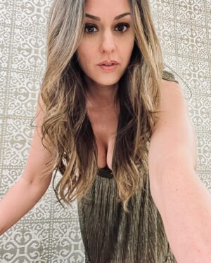Kelen Coleman Instagram - My instagram boyfriend is a self timer on the bathroom sink and our relationship is going VERY strong. Thinking of popping the question 🫢😜 🤞🏼 ❤️(the question being, “where are the paper towels?”.