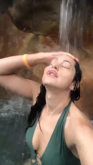 Kelen Coleman Instagram - Being sexy in a water fountain
#costarica #arenal #travel #ggt #girlsguidetotravel #lafortuna #thespringscostarica #comedy