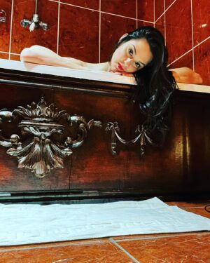 Kelen Coleman Instagram - You know what I love more than a bath? A bath on a #vacation in #england in a #castle turned into a #hotel where i can play #dnd & meet amazing people from around the world!!! 🤫🤣 yes that’s right, a thirst trap to get you to come to @dndinacastle in #england in #october & play #dnd at my table! Sign up NOW. Link in bio.