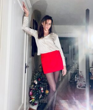 Kelen Coleman Instagram - Not ready to be un-christmased or 
de-haunkkahed. #holdinonhardtotheholidaysuntilmyhandsbleedtinsel. #holidayhearthangover