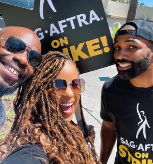 Kellee Stewart Instagram - ☀️Solidarity with a Smile ☀️
Today with two of my favorite co-stars @verbalberappin #SoulMan and @mrdrefuller #LoveByThe10thDate . Fighting for a fair deal SOON and praying for everyone affected.💯 🙏🏽❤️ #wgastrong #sagaftra #unions #unionstrong #keepyourheadup