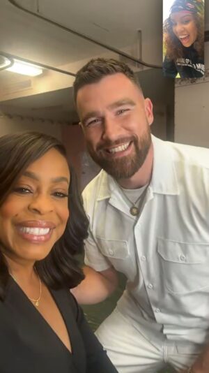 Kellee Stewart Instagram - 🏈 When your Emmy Award Winning sister introduces you to one of the greatest tight ends in the NFL @killatrav Travis Kelce!! 😩My SISTER @niecynash1 just did the Lord’s work from the set of #grotesquiere ! ❤️Thank you sister!! You made my day!! Thank you @killatrav for your kindness AND huge shoutout to @jason.kelce for your years in the #215!! 🦅 💚 #niecynashbetts #traviskelce