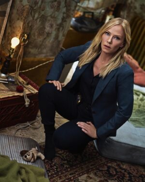 Kelli Giddish Instagram - I wanted to address the chatter I’ve seen online and let everyone know that this will, indeed, be my last season on ‘Law & Order: SVU.’ Playing Rollins has been one of the greatest joys and privileges of my life. I’ve been so fortunate to be a part of the ‘Law & Order’ family for the last 12 years. There is simply no other character on TV like Rollins. She’s grown and changed, and I have as well. I started on this show when I was in my late 20s and I’m grateful I got to spend so many of my adult years with Rollins in my life. 
 
I want to thank Dick Wolf, Mariska Hargitay, Warren Leight, Peter Jankowski, NBC, Universal Television, all of my co-stars, every single member on the crew and all the writers here for our incredible work together these last 12 years. I’m so excited to take all the things I have learned in my time on ‘SVU’ and put them toward everything that’s next to come…. #SVU