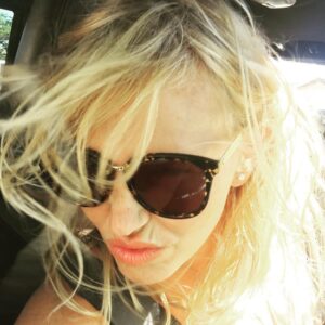 Kelli Giddish Instagram - #inevertakeselfies #butwhenido