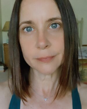 Kellie Martin Instagram - Good morning! A few things:
1. It’s a beautiful Sunday 
2. I’m sending you all a lotta love
3. I got a haircut