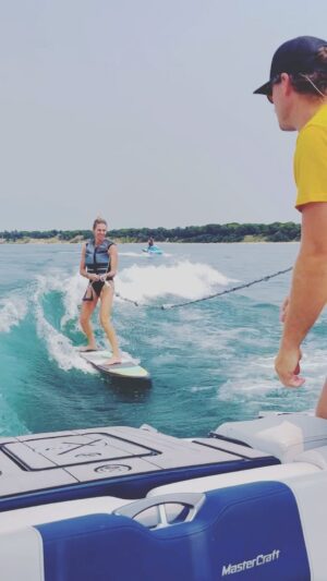 Kelly Noonan Instagram - 360 journey continues! But this song is my new anthem. And thank you to my Riley, @chef_dafne, and @rebeccavine for the chakas 🤙🏽, the cheering, and the recording. GOOD ENERGY 👊🏽🙏🏽🧿#wakesurf #360 #peace #love #gratitude #joy #lakelife