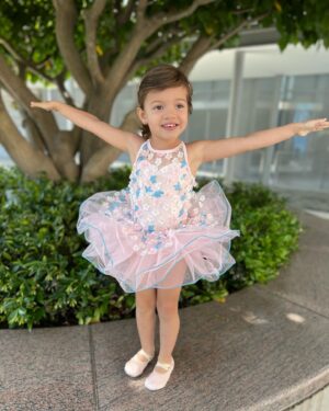 Kelly Noonan Instagram - First dance recital! A whole lotta cuteness and chaos but we were beaming with pride as Riley braved the stage with curiosity and a handful of moves🕺🏻Special shout out to @chef_dafne for coming to her best friend’s recital early in the morning on her day off 😜🩰