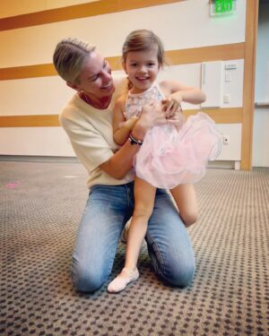 Kelly Noonan Instagram - First dance recital! A whole lotta cuteness and chaos but we were beaming with pride as Riley braved the stage with curiosity and a handful of moves🕺🏻Special shout out to @chef_dafne for coming to her best friend’s recital early in the morning on her day off 😜🩰