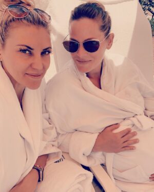 Kelly Overton Instagram - ❤️ Got a spa day in with my girl @andrealoganwhite before baby boy makes his appearance. #loveyou #selfcare #spaday #fourseasons #babiesareablessing #tribeoffive #glorious #loveyourself