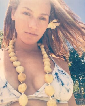 Kelly Overton Instagram - 🌴Palm trees, ocean breeze, salty air, sun kissed hair, endless summer, take me there. 🌺#kauai #summer2018 #dontend 🤙🏼