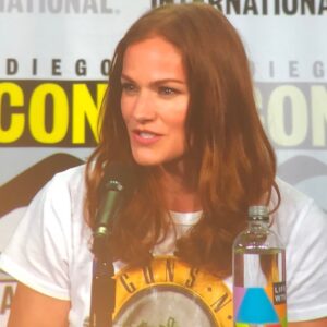 Kelly Overton Instagram - What a panel this year!! Can’t wait for you all to see what Vanessa is up to this season!! Hair and make-up by @jeffreypaulbeauty ❤️ #vanhelsing #syfy #season3 #comiccon #sdcc 📷 @wesonerdy 🖤🤟🏼
