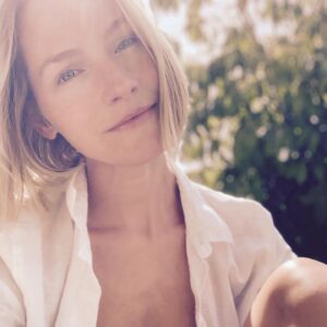 Kelly Overton Instagram - How’s everyone doing?  I had moments (like this one) where I enjoyed the sunshine and fresh air but mainly this past week was a tough one.  Sending you all love, patience and some vitamin D ❤️🙏🏼☀️