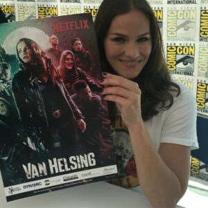 Kelly Overton Instagram - Comic Con 2018! 🖤🤟🏼 BIG thanks to all the #VanHelsing fans who came out to support our show!! We had the best time this year! #comiccon  #2018 #syfy