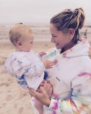 Kelly Overton Instagram - Here’s to never ending beach days ☀️