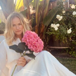 Kelly Overton Instagram - Give me all the hydrangeas…