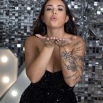 Kelly Helard Instagram - Bonne année 🎊 Je vous souhaite que du bonheur et surtout la santé !! Merci à @instant.sublime.photographe pour les photos Et @tissyabeaute pour le maquillage et la coiffure À chaque mois une vidéo Collaboration non rémunéré