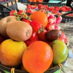 Kelly Helard Instagram - Jour de marché au lavandou Le kiff de ramener tout ça !! J’ai retrouvé @lemarchedejuly où on a pu goûter à beaucoup de fruits et légumes un bonheur #produitoffert Qu es ce que vous achetez vous au marché ?