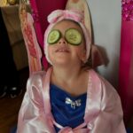 Kelly Helard Instagram - Souvenir d’un moment unique à la maison 🏠 je ne connaissais pas forcément ce concept mais franchement on a passé un réel bon moment comme vous pouvez le voir sur les photos vidéos. Merci @spa.party95 #invitation pour l’émission mamans et célèbres